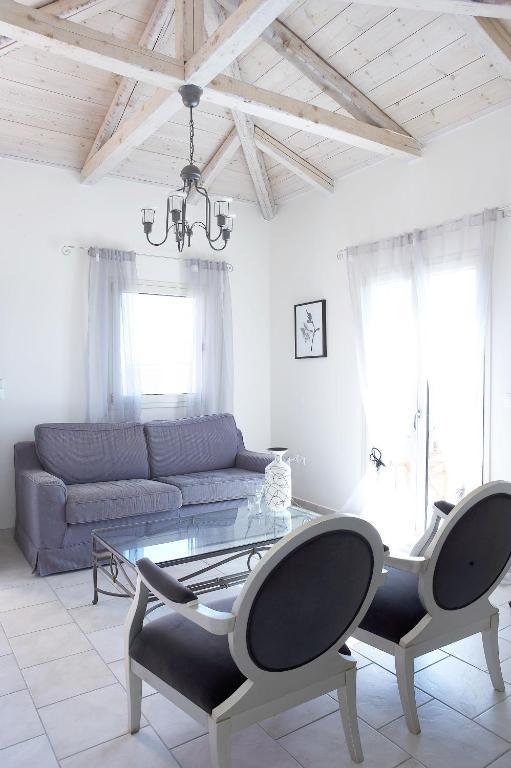 The Seasons Villas Mousata Room photo